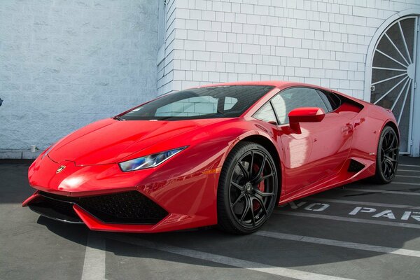 Lamborghini rojo esperando al dueño