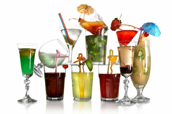 Fruchtcocktails auf weißem Hintergrund. Mischgericht