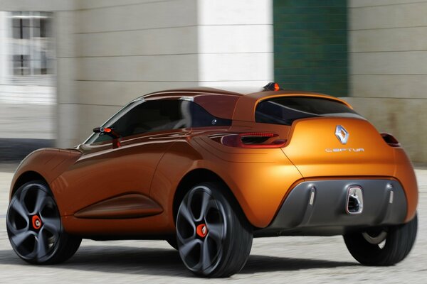 Orange Renault Auto auf schönen Felgen