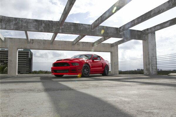 Ford Mustang rosso sopra le nuvole
