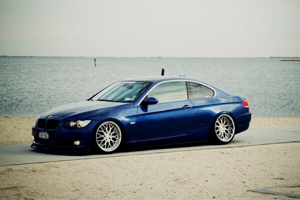 Foto del BMW E92 coupé azul en grandes discos