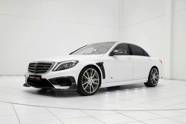 Mercedes BRABUS 2015 sobre fondo blanco