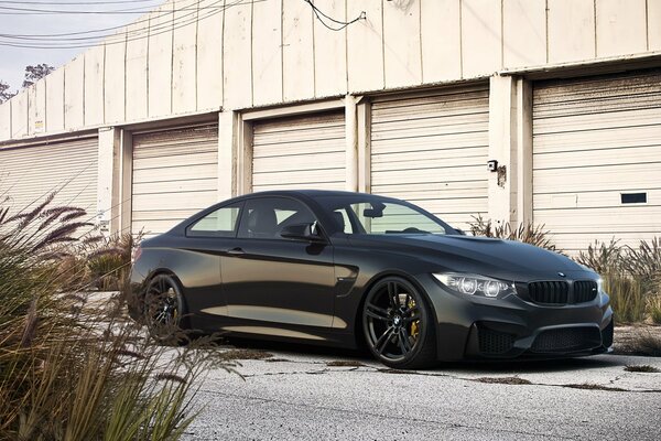 BMW coupé se trouve au garage