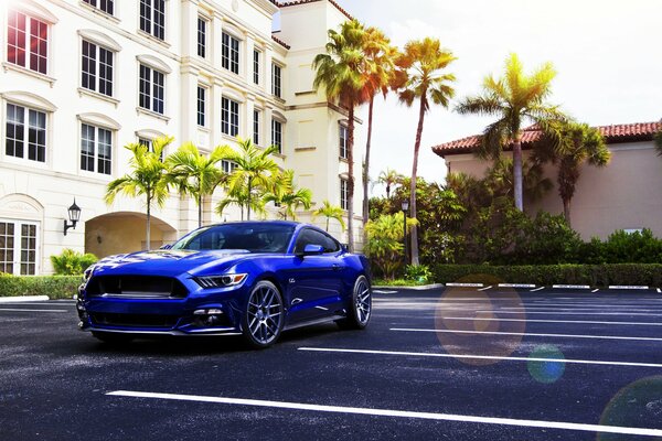 Ford Mustang 2015 года синего цвета на парковке