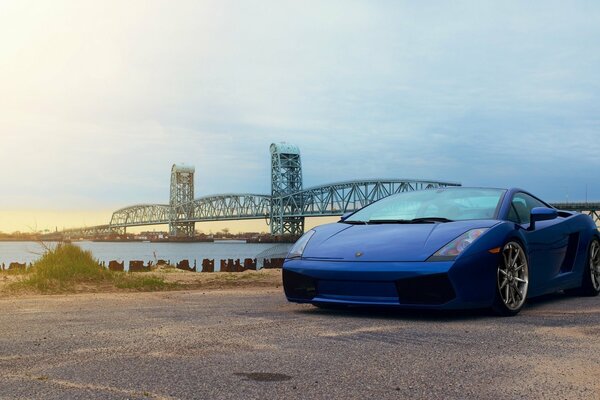 Синий Lamborghini gallardo на фоне железного мостамостао