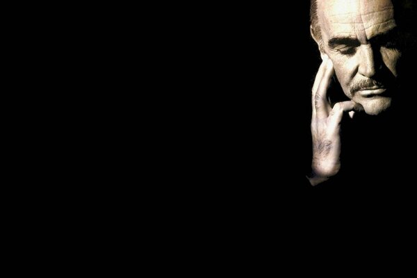 Portret aktora Sean Connery na czarnym tle