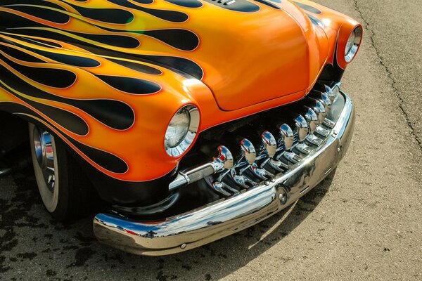 Voiture rétro classique avec peinture sous forme de feu