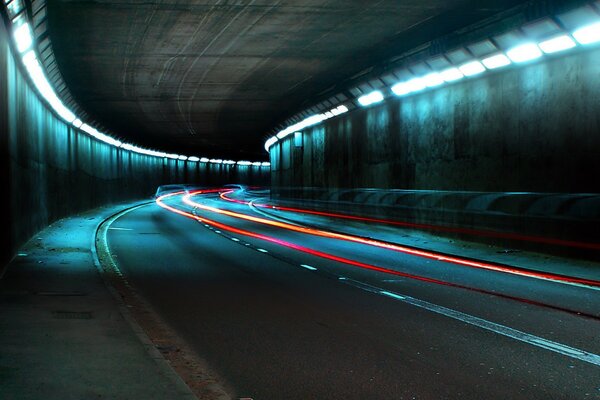 Route dans le tunnel éclairé par des lumières