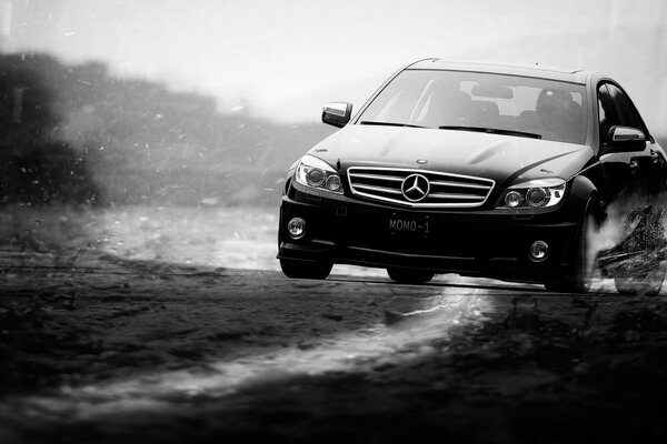 Mercedes en una carretera borrosa en la deriva