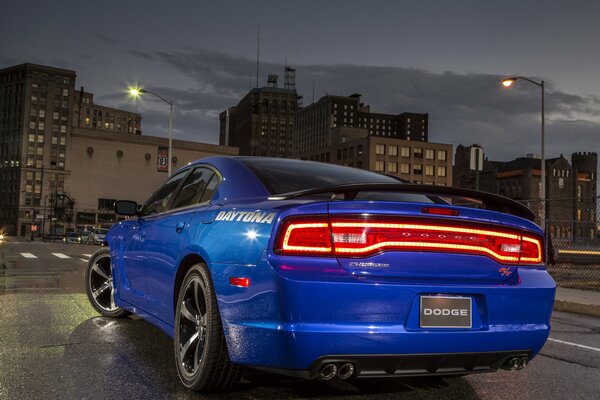 2013 Dodge Charger sur la route éclairée par des lanternes