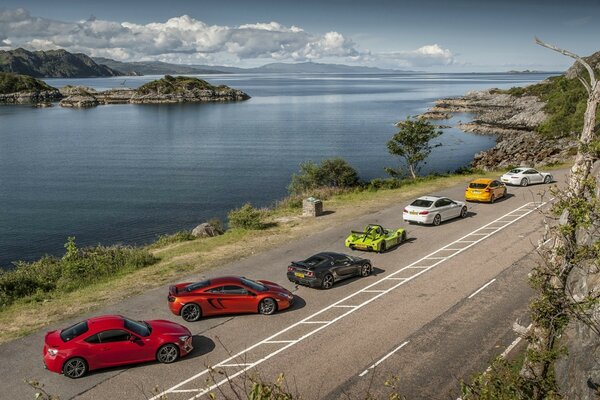 Carrera. Rápido y furioso. Muchos coches. Máquinas de fondo hermoso. coches y mar. Hermosas fotos de coches. Coches de carreras