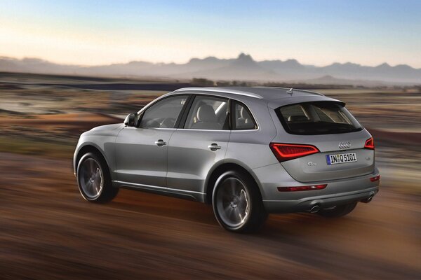 Foto del Audi Q5 corriendo por la carretera con vista lateral