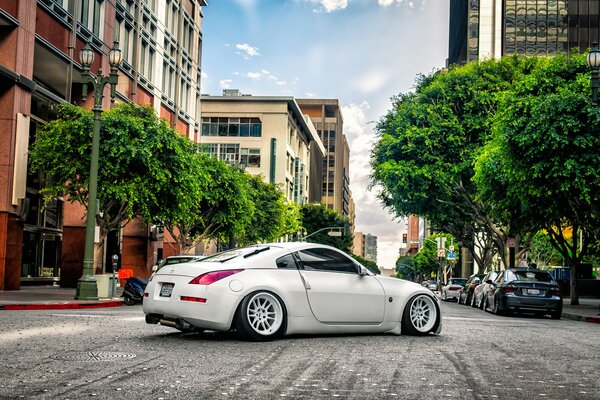 350Z chargé avec des disques raides et planté à travers la rue