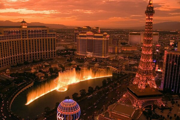 Magnificent fountain and lights of Las Vegas at night