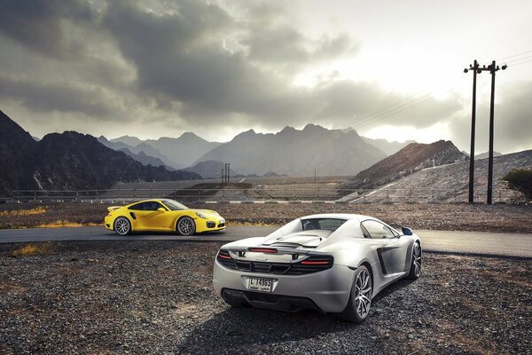 Sur la piste deux supercar de différentes marques, blanc et jaune