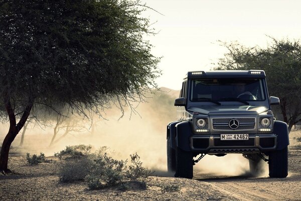 Mercedes benz noire en mouvement