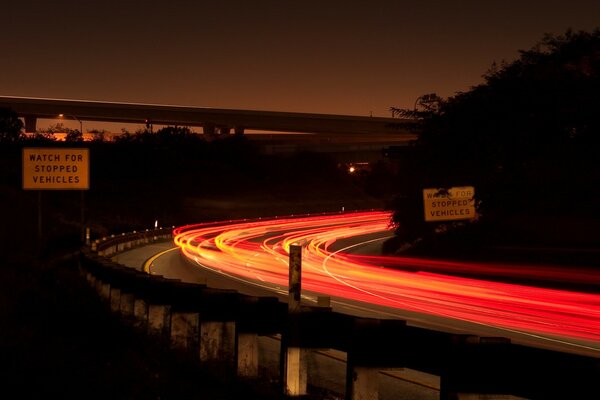Luz de camino de coche nocturno