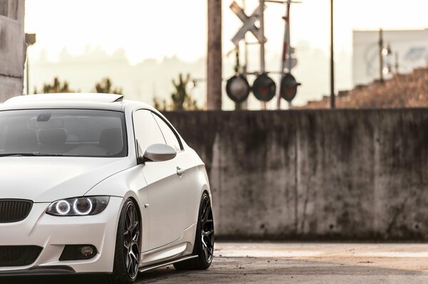 BMW e-92 blanc sur fond de mur