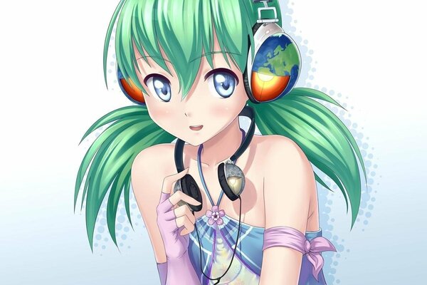 Chica en auriculares con grandes ojos azules