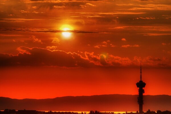 Alba rossa sullo sfondo della vecchia torre