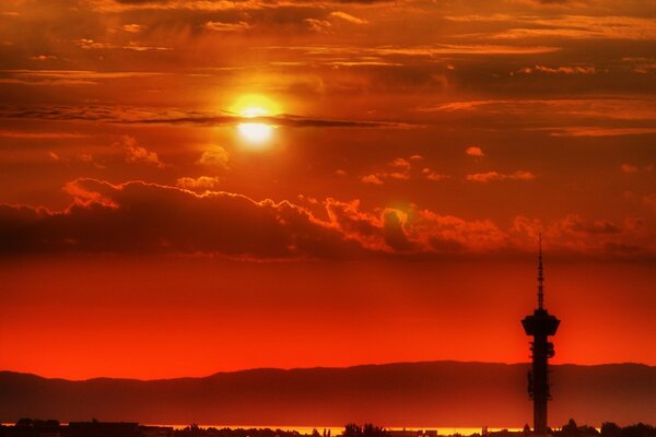 Красный восход солнца на фоне стариной башни