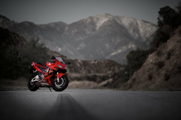 Красный мотоцикл на горном фоне