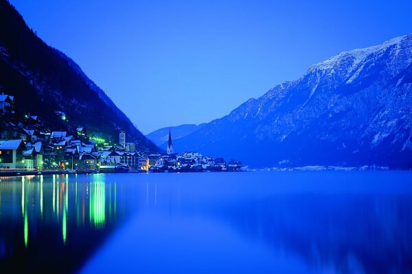 Ville de nuit. Lac. Montagnarde