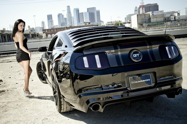 Una Ford Mustang in carbonio e una bella ragazza