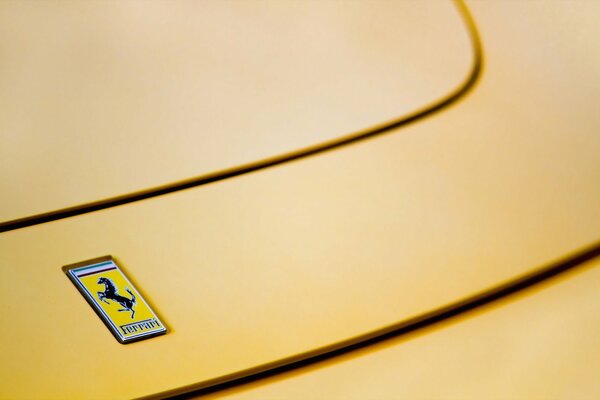 Logo ferrari sul cofano giallo