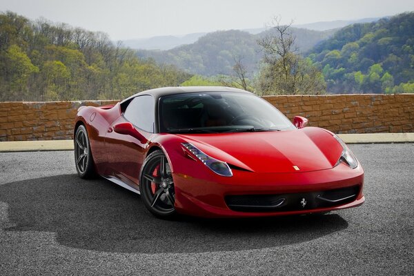 Italienischer roter Ferrari vor dem Hintergrund einer schönen Landschaft