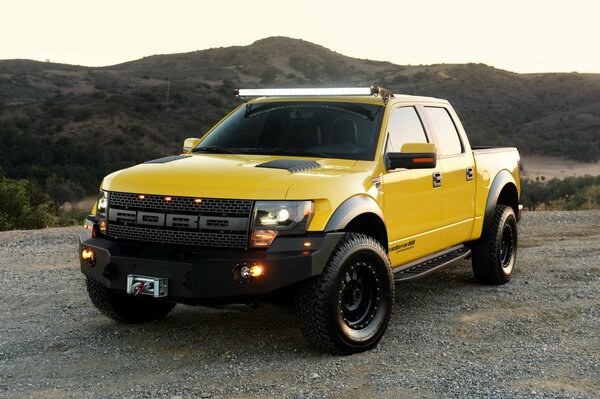 Ford Velociraptor en un paisaje de montaña