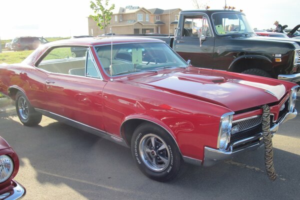 Pontiac rojo raro en el estacionamiento