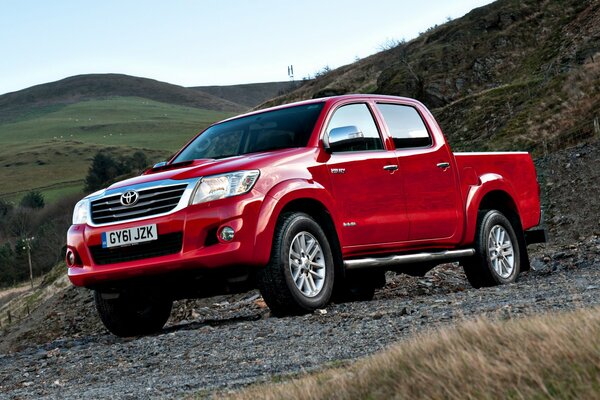 Rouge pick-up promenades dans les montagnes du Royaume-Uni