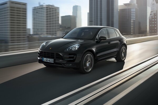 Porsche Macan Turbo SUV na ulicach miasta