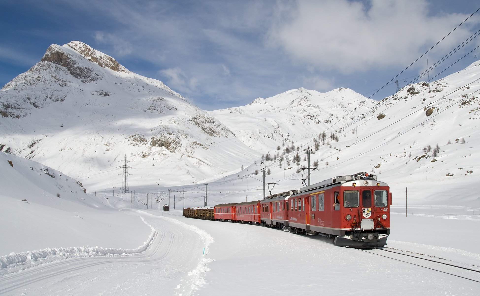 zyma neige montagnes train rails trafic vitesse chemins pistes route transport locomotive à vapeur ciel nuages nuages hiver roches wagon