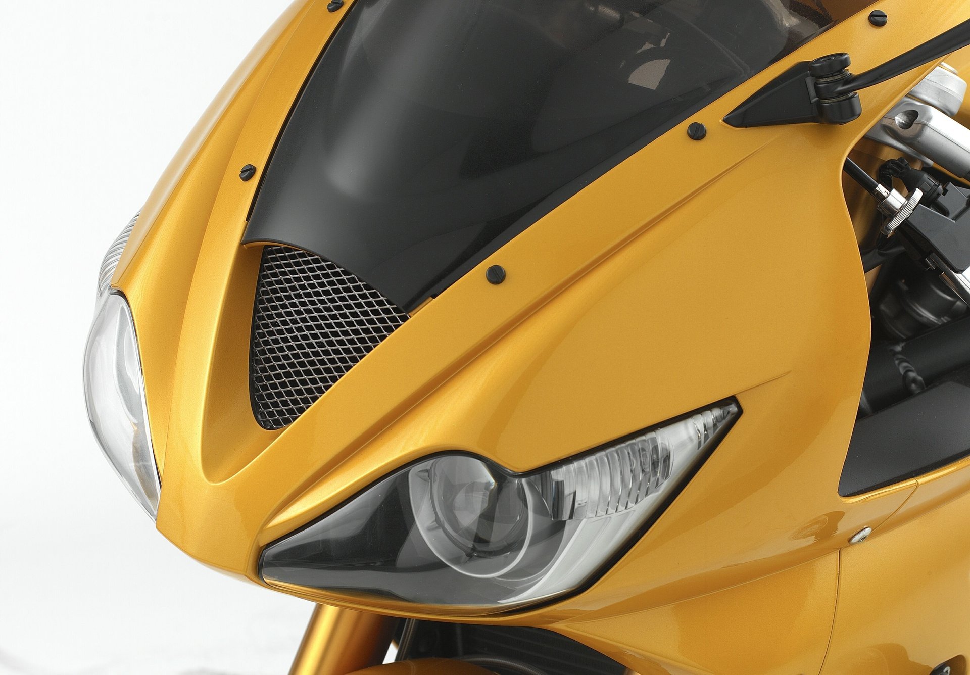 triumph daytona 675 triple motocicleta sportbike oro faros lentes óptica motobike hi-tech macro moto bicicleta mototransporte