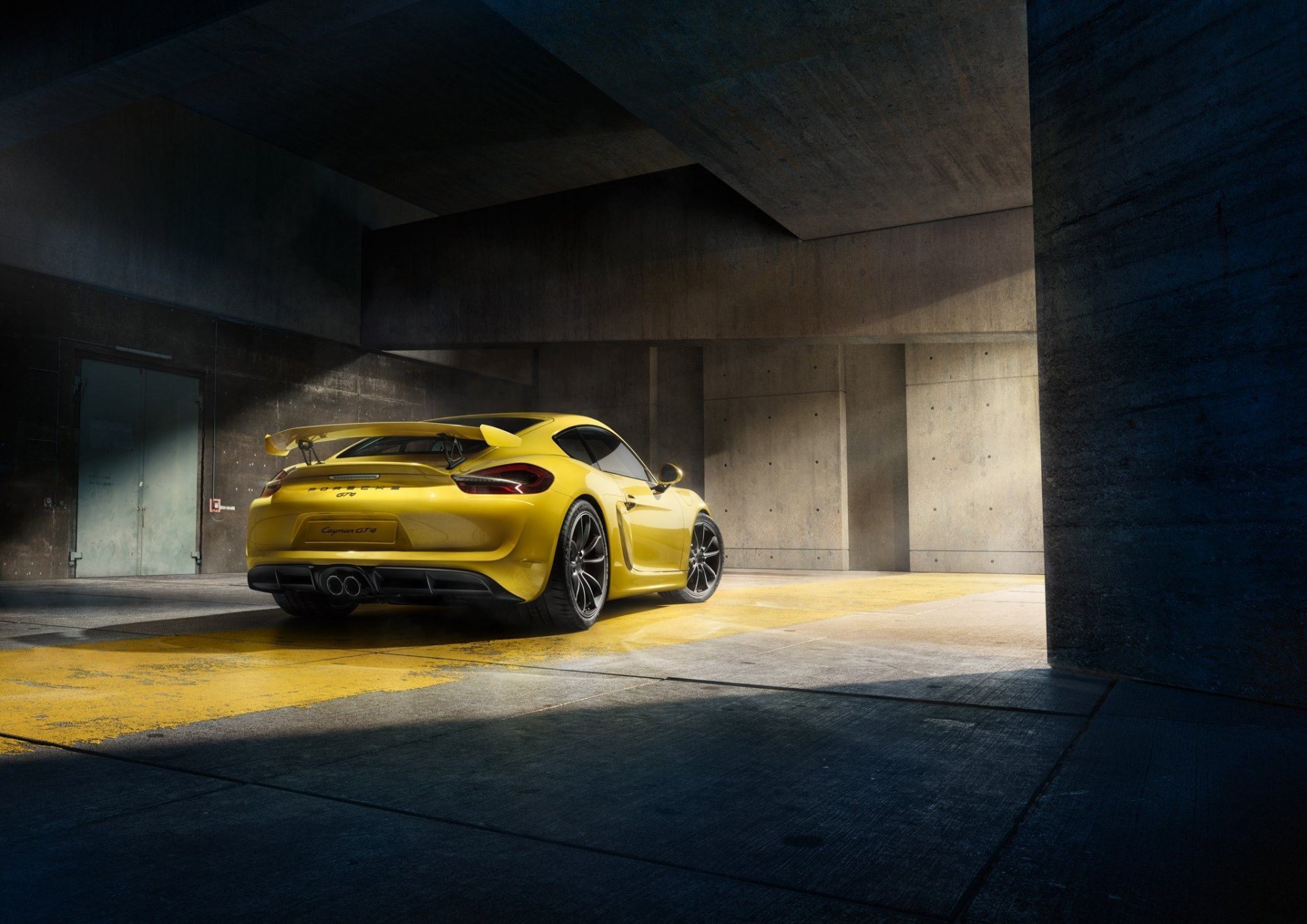 porsche cayman gt4 2015 г. желтый суперкар парковка сзади