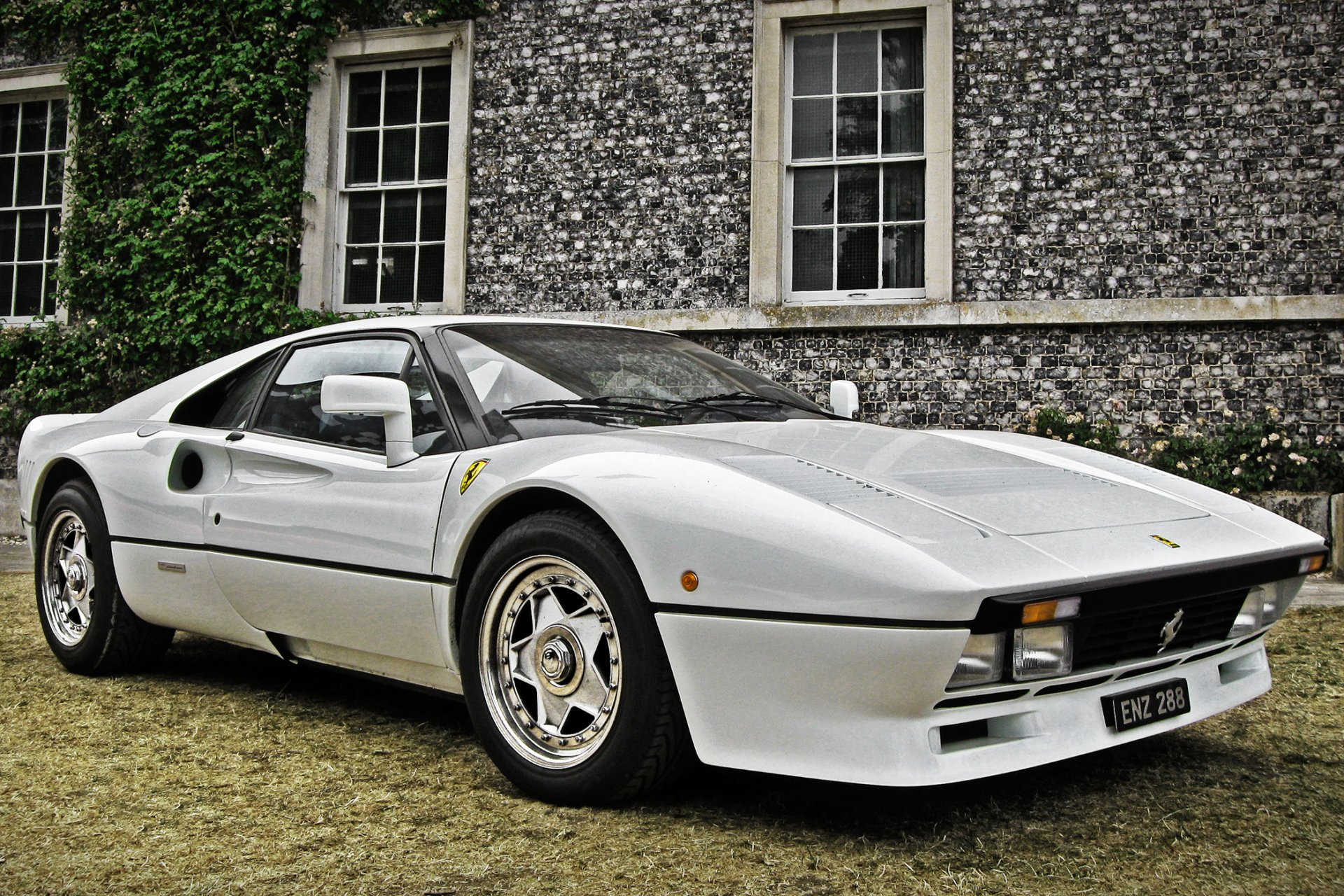 ferrari gto blanc vieux maison avant