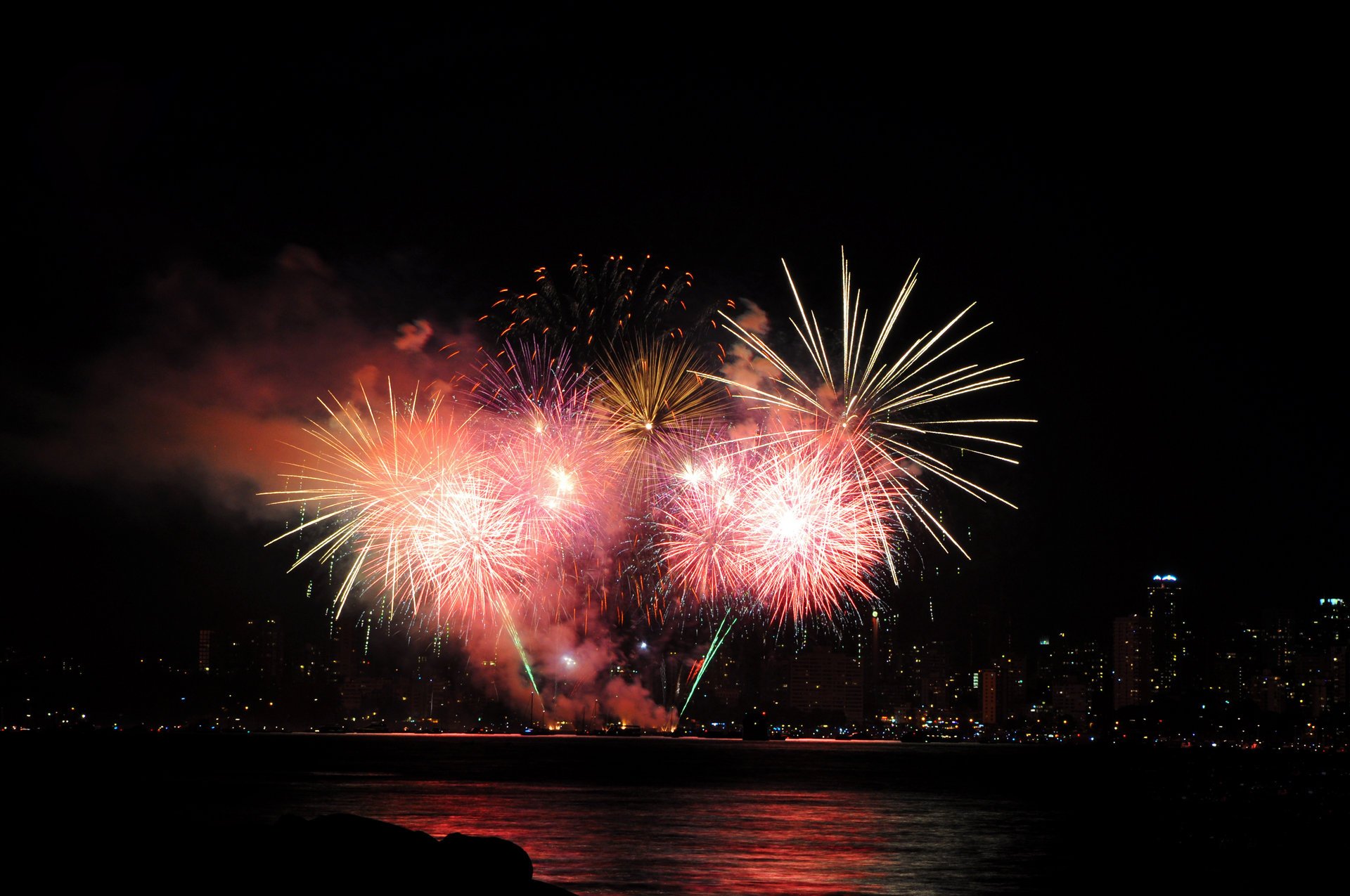 fuegos artificiales luces noche fuegos artificiales vacaciones estado de ánimo ciudad río reflexión rascacielos fuegos artificiales fondo