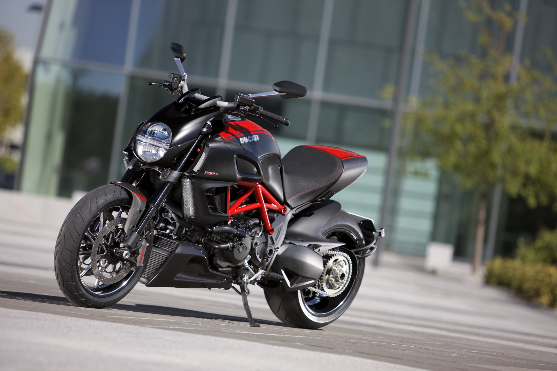 ducati diavel carbone noir ducati diable carbone moto moto design techno italie motobike hi-tech dirt bike moto