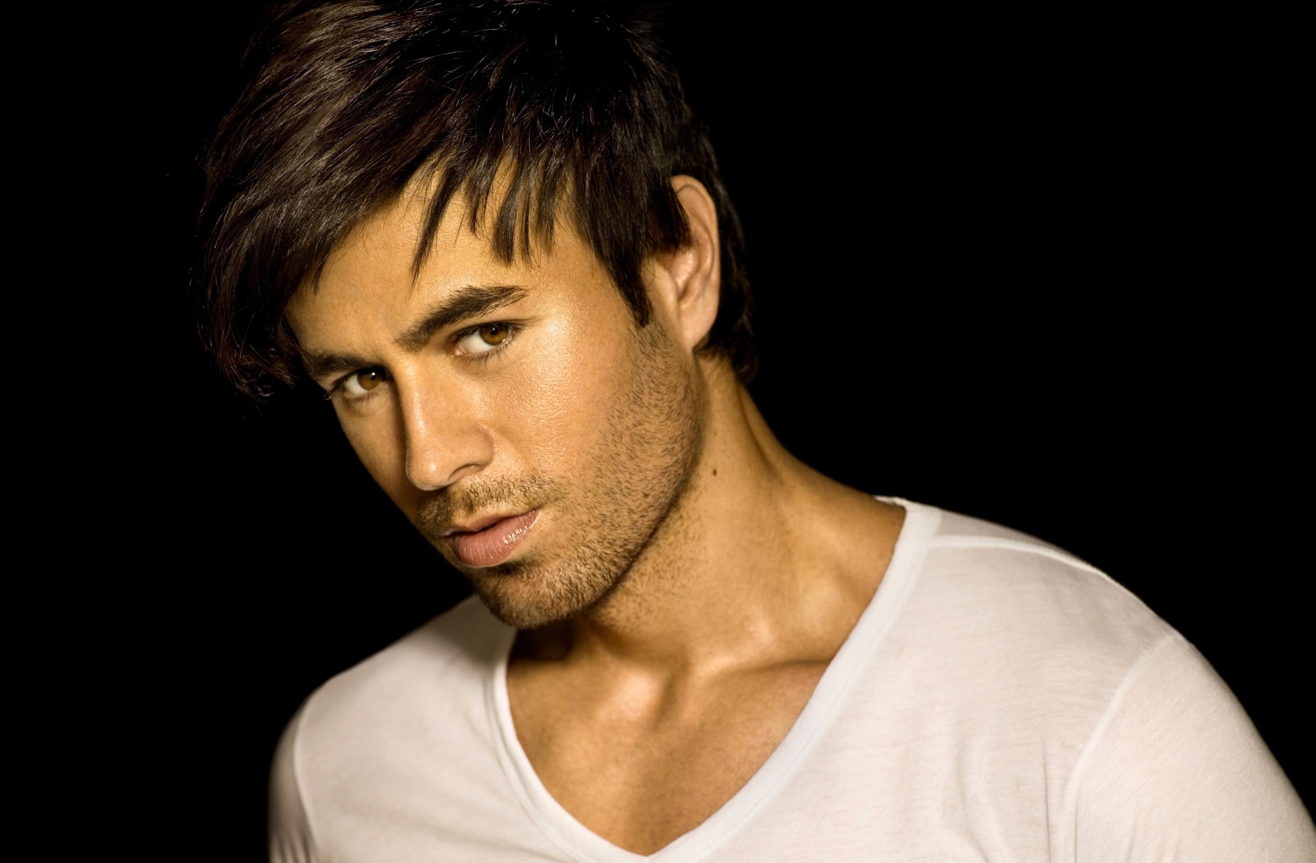 fondo negro pelo morena cantante enrique iglesias mirada camiseta blanca pelo foto guapo ojos cara retrato