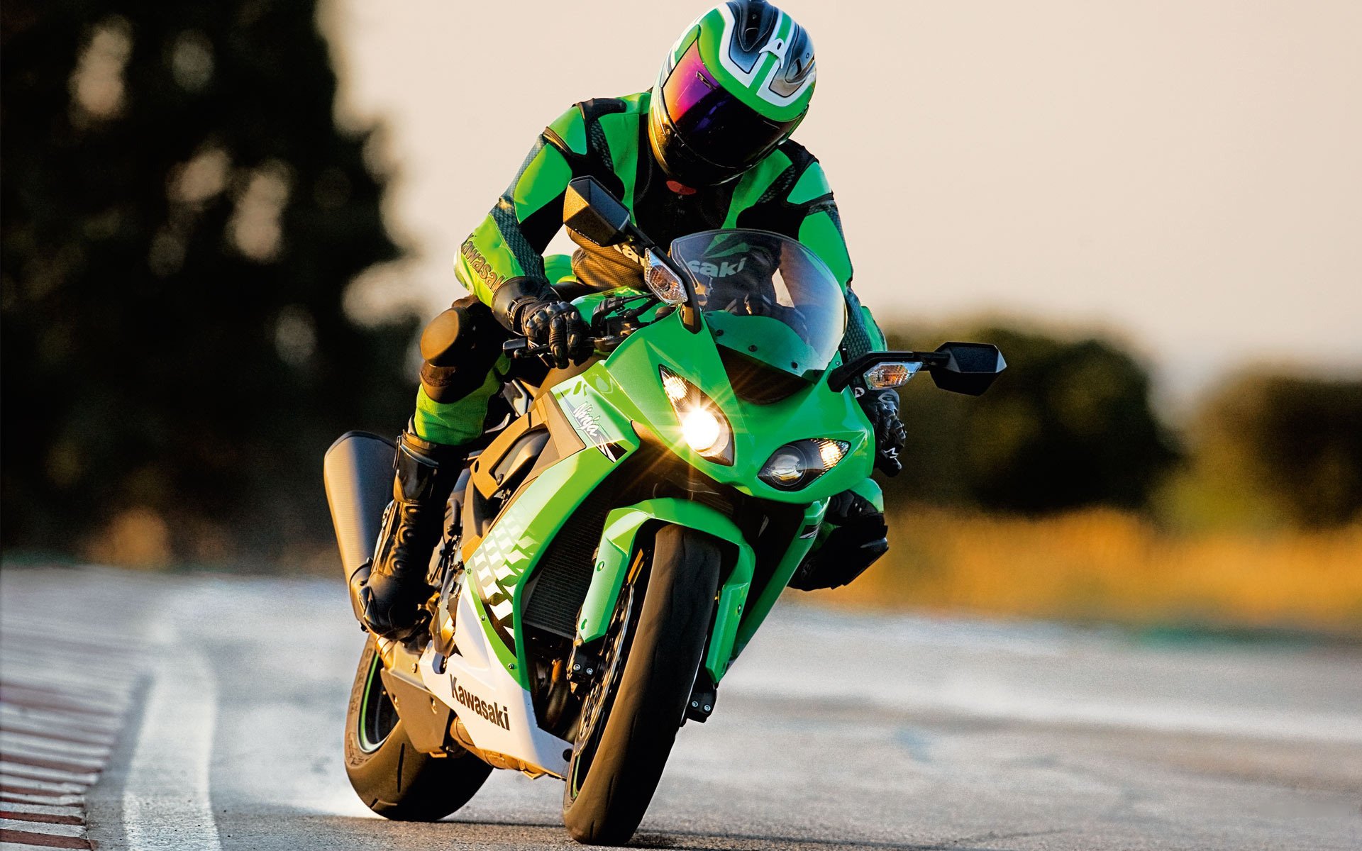 kawasaki zx-10r 2011 zx-r ninja sportbike motorrad moto kawasaki ninja geschwindigkeit drehen kippen pilot helm gleiten sport motorsport rennen hi-tech fahrrad männer motorsport