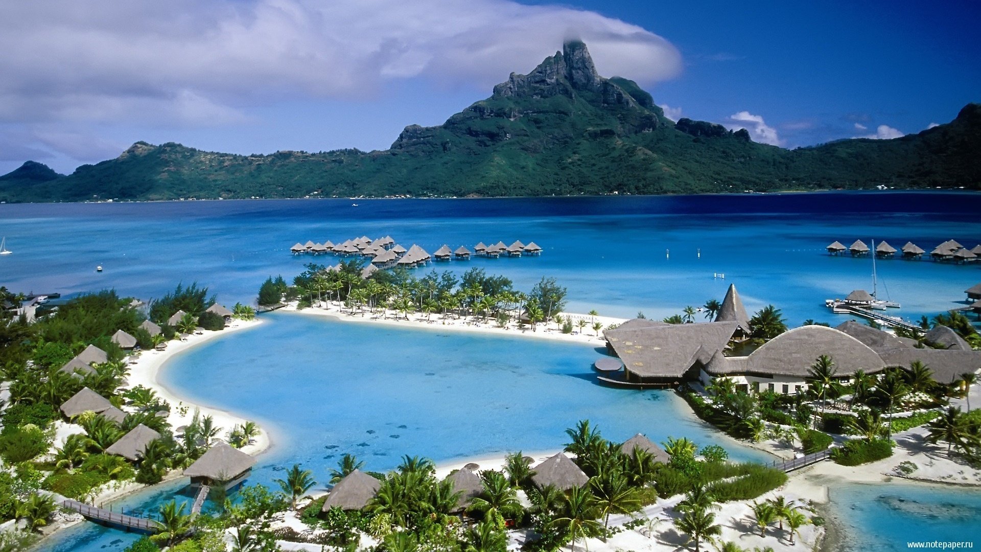 îles sable palmiers lagon océan montagnes maison station arbres ciel nuages paradis plage