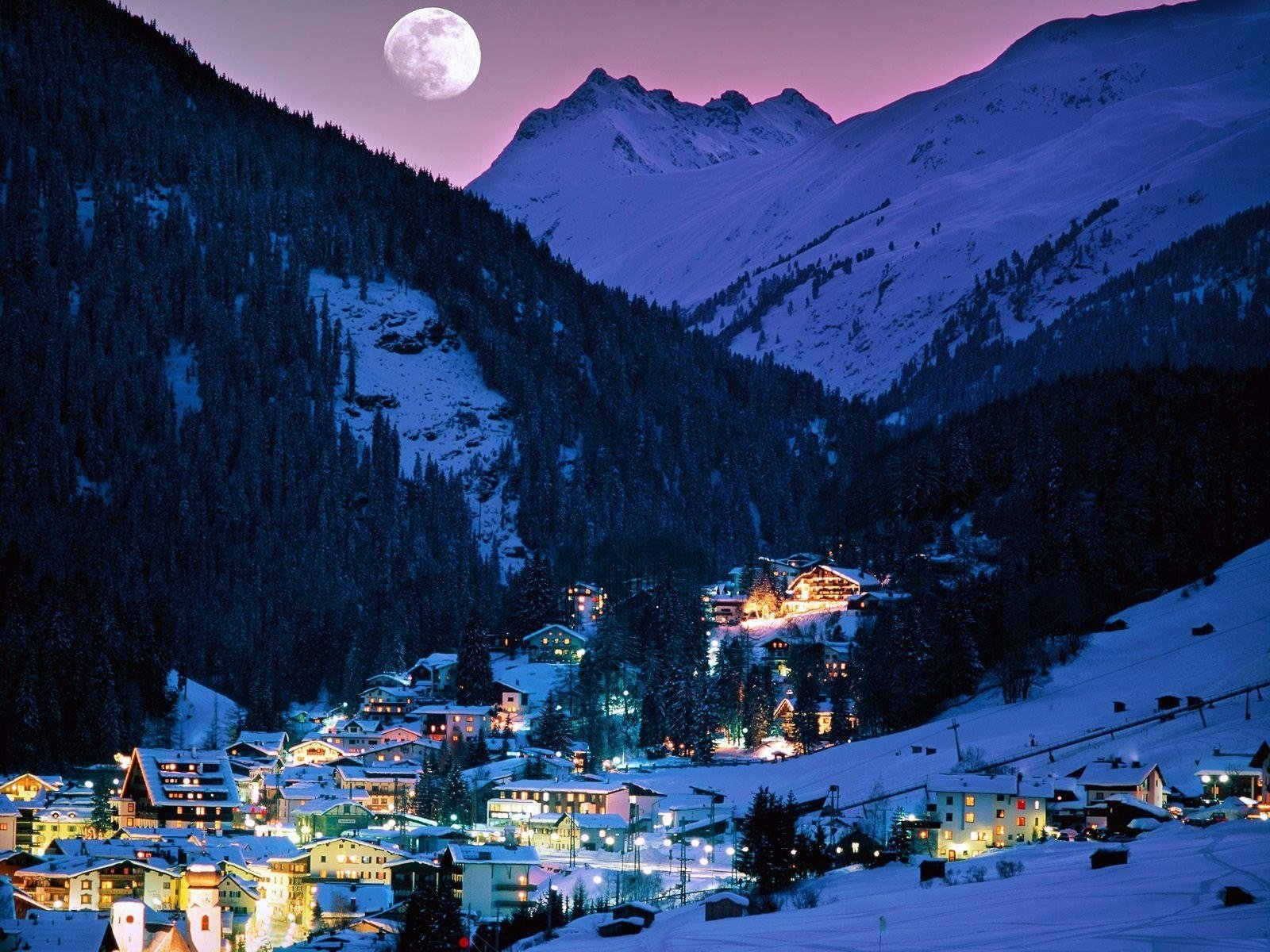 montagne alpi neve inverno luci villaggio sera cielo luna foresta notte