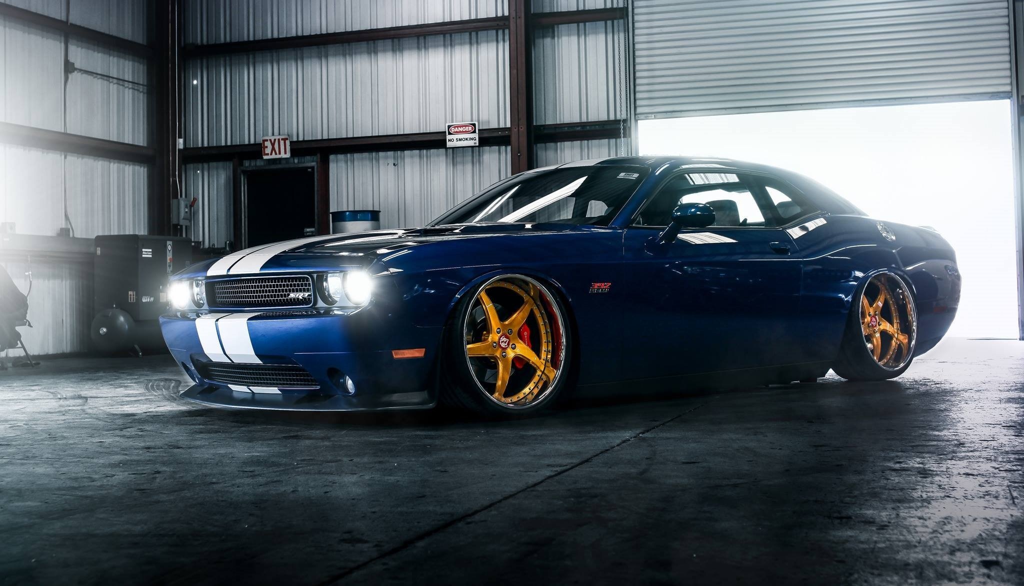 dodge challenger srt hellcat low muscle car wheels gold