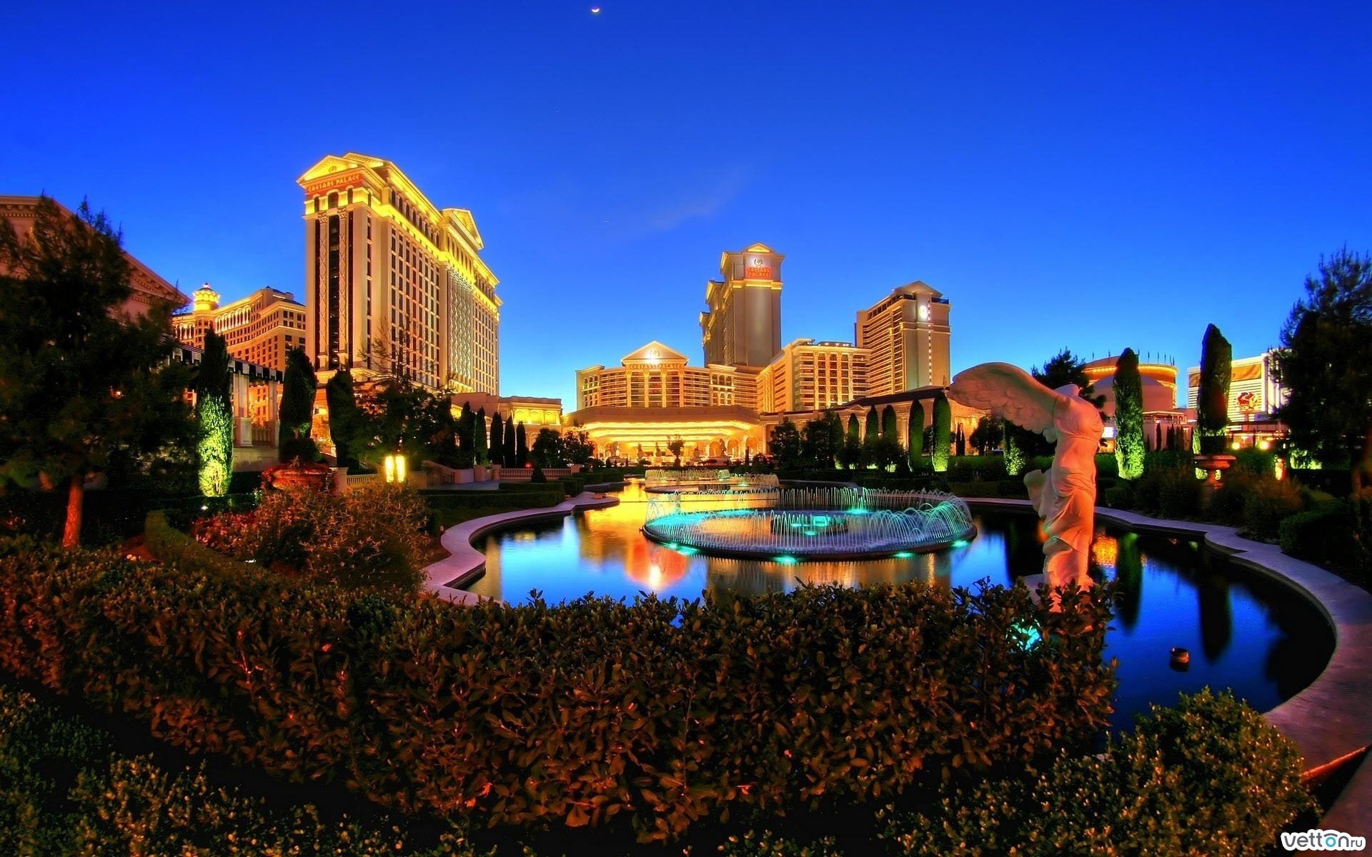 twilight sky las vegas casino lights water fountain buildings bushes lanterns luxury cities night sky city lights night