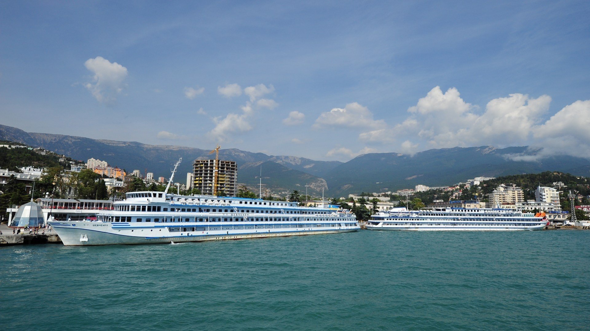 crimée yalta navires mer montagnes nuages quai ciel côte transport