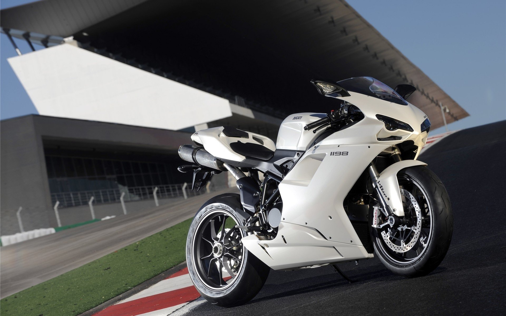 ducati 1198 sportbike дукати спортбайк мотоцикл мото белый трек дизайн италия мотобайк hi-tech байк мототранспорт