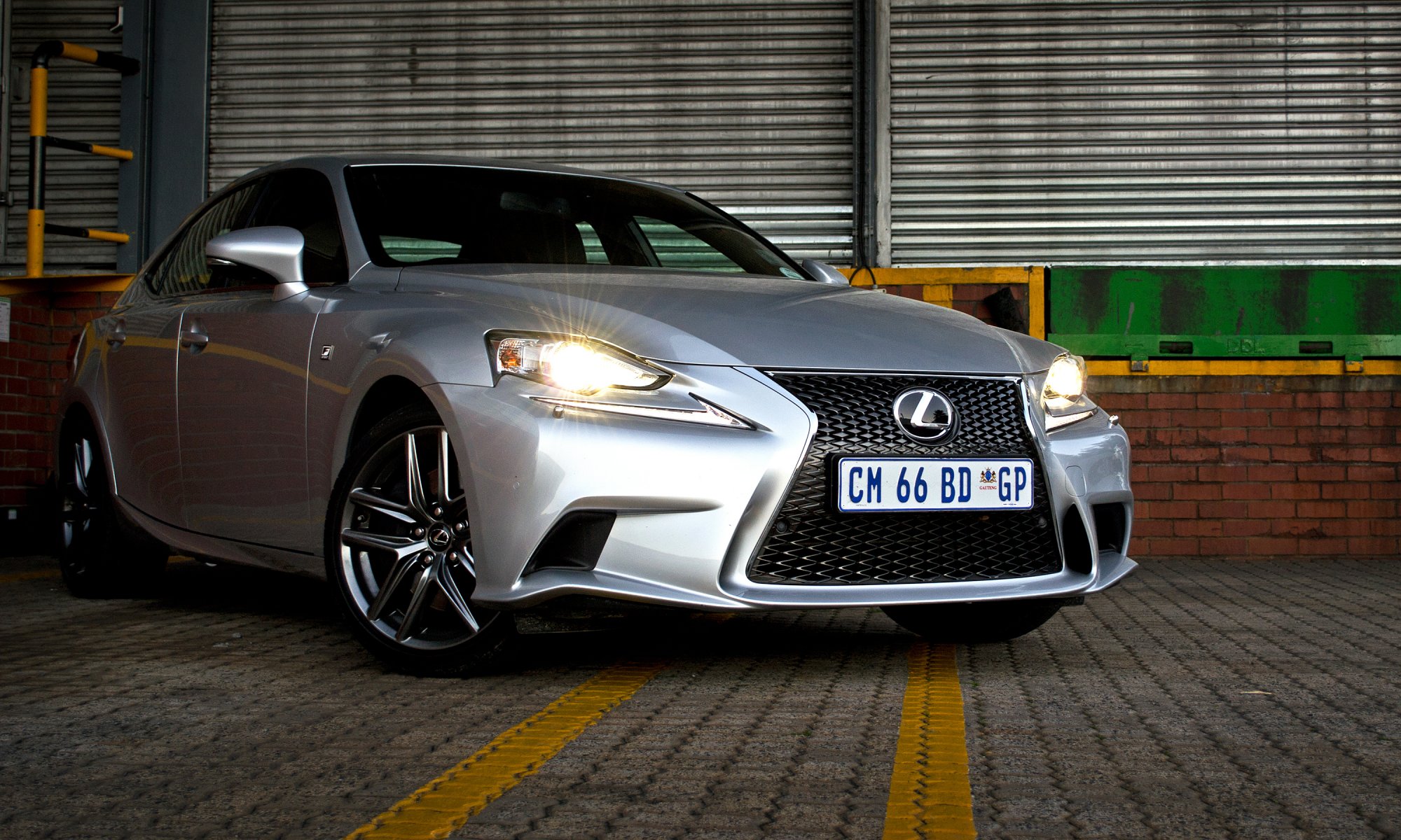 lexus is f-sport silber vorne licht