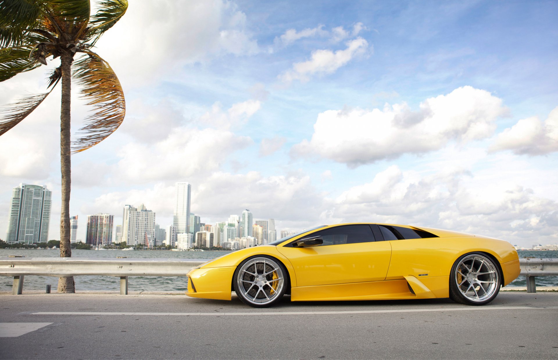 nuages route ciel jaune disques lamborghini palmier voiture jaune ville maisons voitures de sport transport auto véhicules